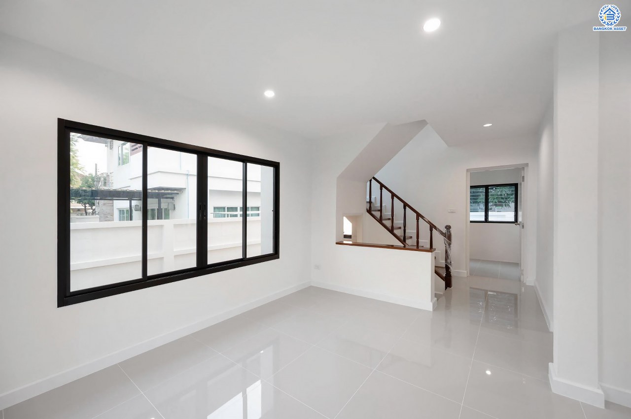 บ้านมือสองตกแต่งใหม่ โครงการ กฤษดานคร เลค แอนด์ พาร์ค บรมราชชนนี-พุทธมณฑลสาย3 เนื้อที่ 75 ตร.ว. บนพื้นที่ใช้สอย 121 ตร.ม. ฟังก์ชัน 3 ห้องนอน 2 ห้องน้ำ จอดรถได้ 2 คัน พร้อม 1 ห้องอเนกประสงค์บนทำเลศักยภาพเชื่อมต่อหลายเส้นทาง ใกล้เซ็นทรัลปิ่นเกล้า ม.มหิดล และทางด่วน "ศรีรัช"